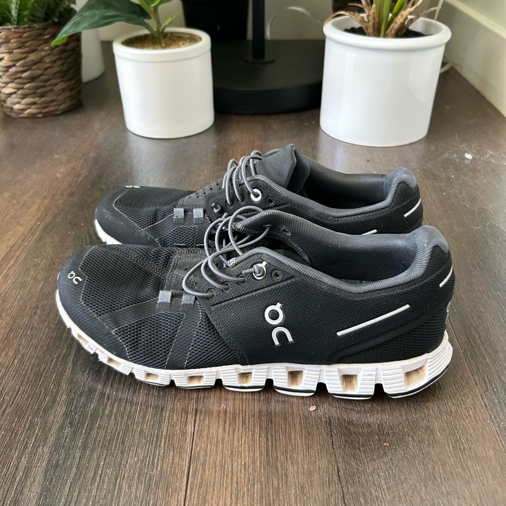 ON Cloud Sneakers - Size 8.5 Women’s